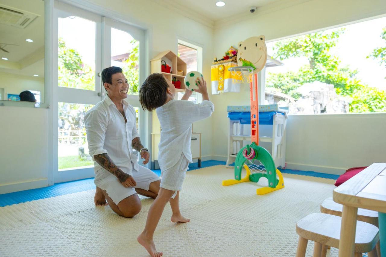 Ayodya Resort Bali Nusa Dua  Bagian luar foto A child and his father playing with a toy