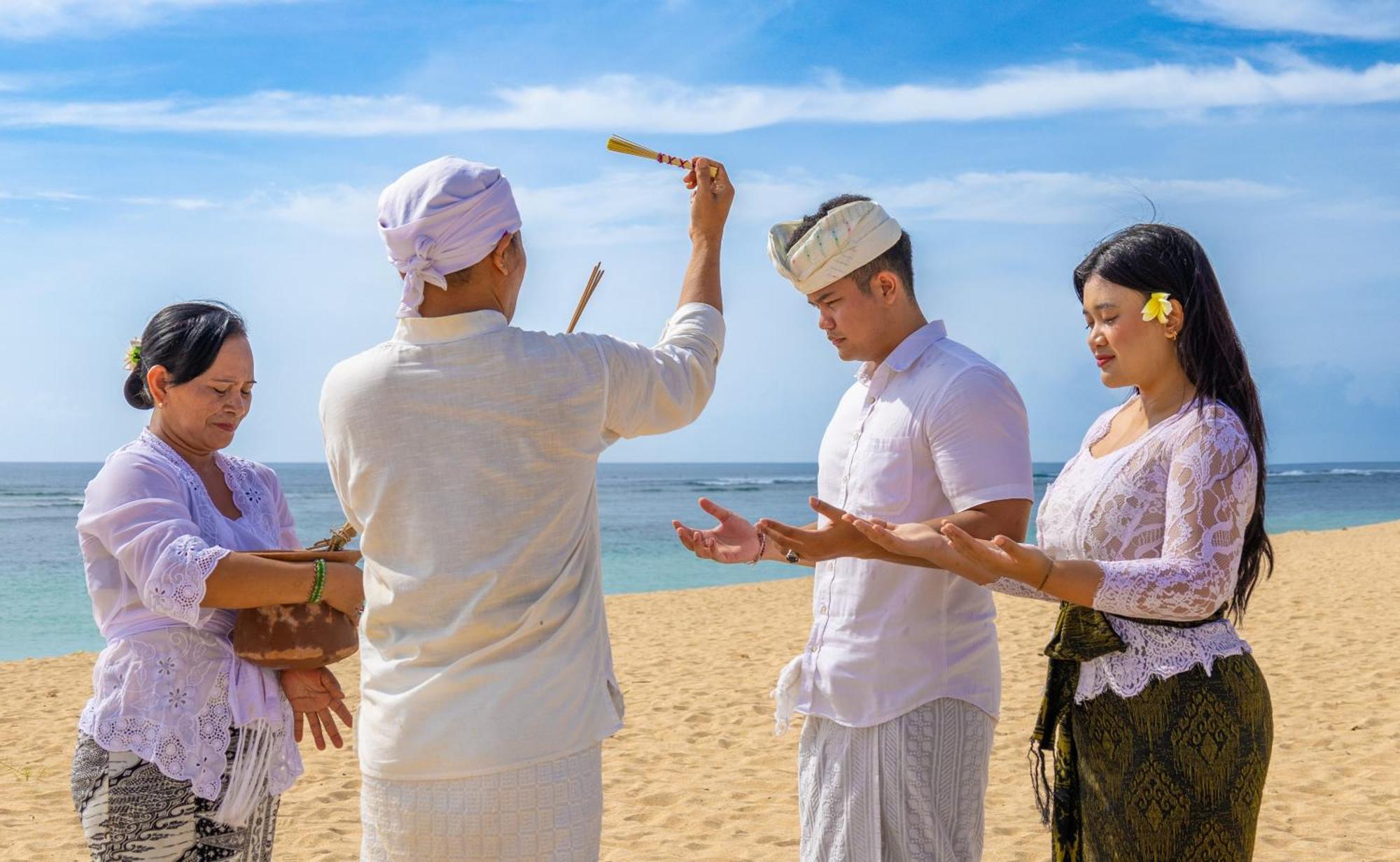 Ayodya Resort Bali Nusa Dua  Bagian luar foto A Balinese wedding