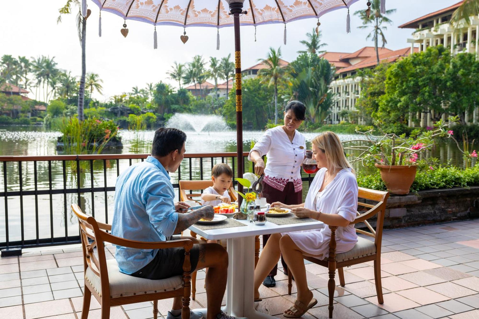 Ayodya Resort Bali Nusa Dua  Bagian luar foto Family dining at the hotel