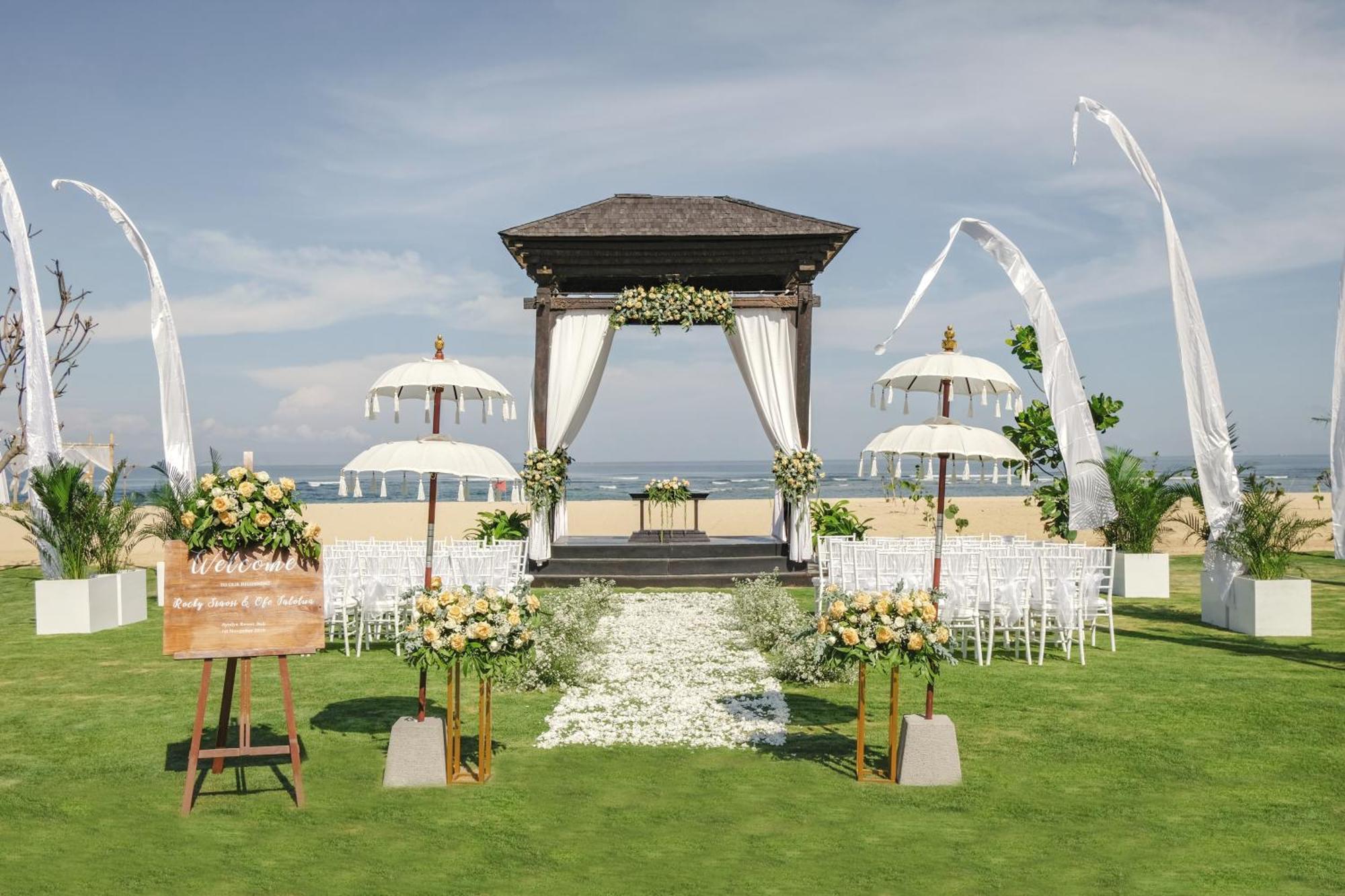 Ayodya Resort Bali Nusa Dua  Bagian luar foto A beach wedding in Bali, Indonesia