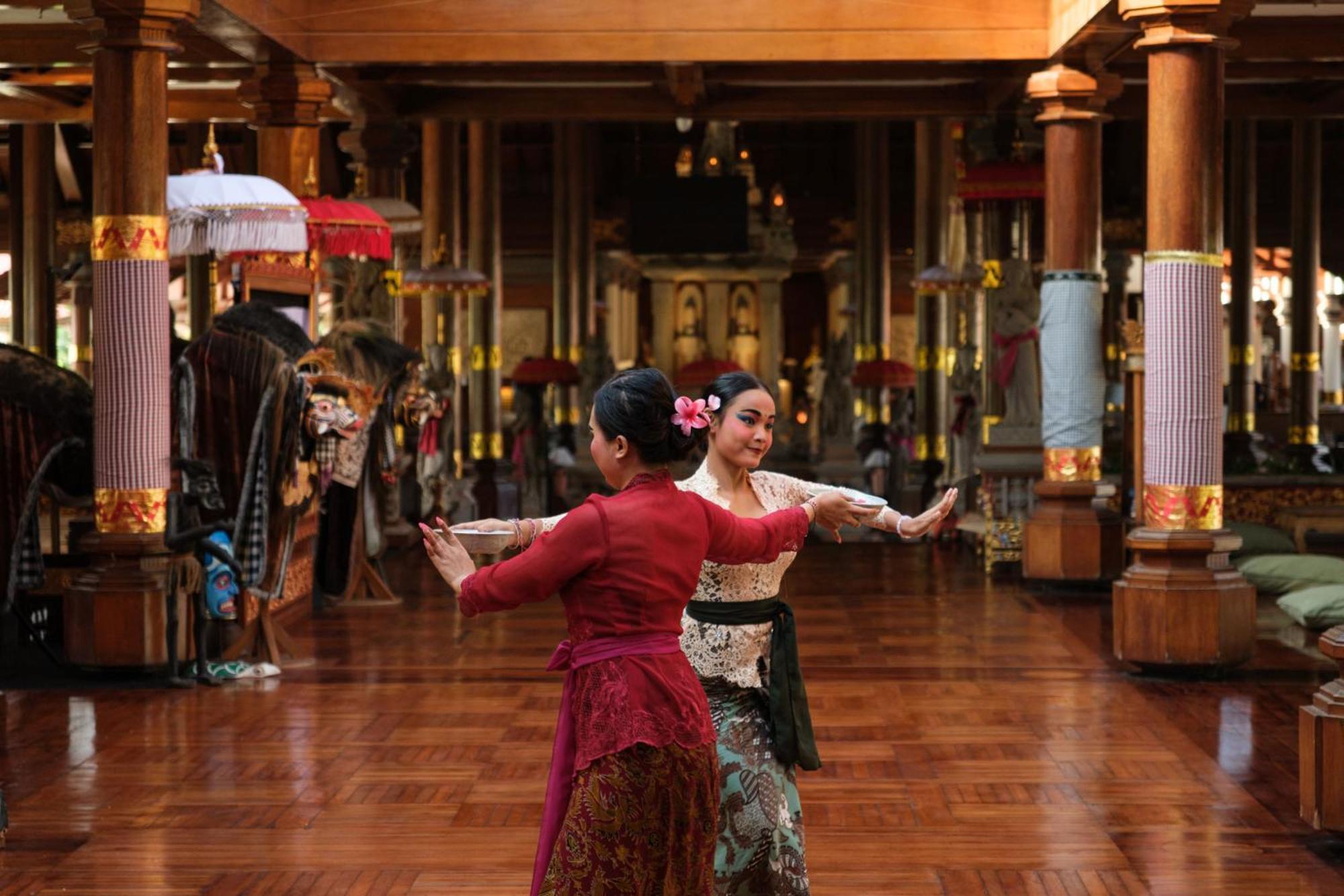Ayodya Resort Bali Nusa Dua  Bagian luar foto A traditional Javanese dance